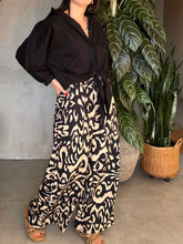 Cargar imagen en el visor de la galería, PANTALÓN NEGRO-CAMEL ESTAMPADO
