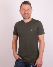 Cargar imagen en el visor de la galería, Camiseta Hombre Verde Militar
