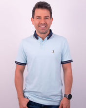 Cargar imagen en el visor de la galería, Camiseta Polo Celeste
