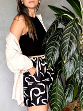 Cargar imagen en el visor de la galería, SHORT ESTAMPADO NEGRO
