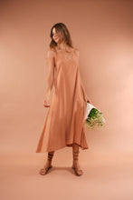 Cargar imagen en el visor de la galería, Vestido Olivia Almendra
