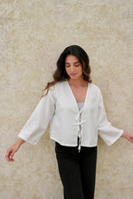 Cargar imagen en el visor de la galería, Blusa Tauro Blanco
