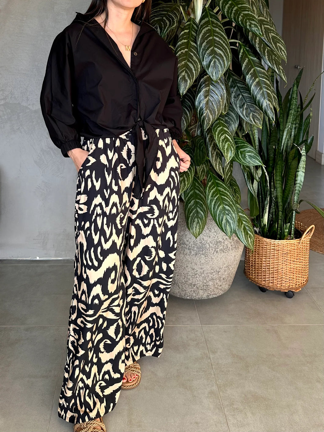 PANTALÓN NEGRO-CAMEL ESTAMPADO