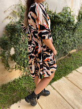 Cargar imagen en el visor de la galería, VESTIDO CORTO CUELLO V Y MANGA 3/4 ELASTICO
