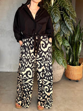 Cargar imagen en el visor de la galería, PANTALÓN NEGRO-CAMEL ESTAMPADO
