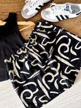 Cargar imagen en el visor de la galería, SHORT ESTAMPADO NEGRO
