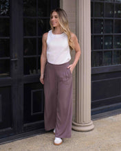 Cargar imagen en el visor de la galería, Pantalon Comfy Plane Brown
