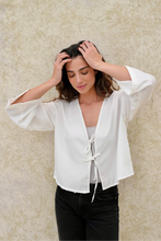 Cargar imagen en el visor de la galería, Blusa Tauro Blanco
