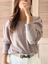 Cargar imagen en el visor de la galería, Blusa Viena Bordado Nude
