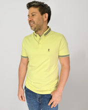 Cargar imagen en el visor de la galería, Polo Amarilla Claro Hombre
