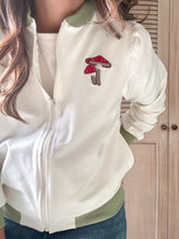Cargar imagen en el visor de la galería, Chaqueta Bomber Jacket Hongo Bordados
