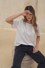 Cargar imagen en el visor de la galería, Blusa Gala Crema
