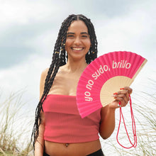 Cargar imagen en el visor de la galería, Abanico "Yo no sudo, brillo" rosa
