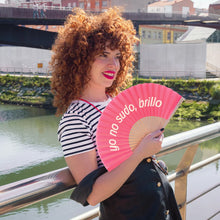 Cargar imagen en el visor de la galería, Abanico "Yo no sudo, brillo" rosa
