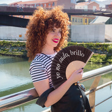Cargar imagen en el visor de la galería, Abanico "Yo no sudo, brillo" negro
