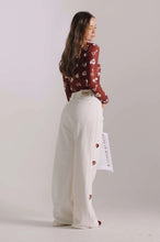 Cargar imagen en el visor de la galería, WIDE LEG JEANS CON BORDADOS CORAZÓN
