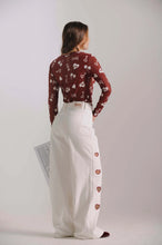 Cargar imagen en el visor de la galería, WIDE LEG JEANS CON BORDADOS CORAZÓN
