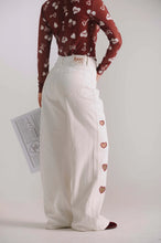 Cargar imagen en el visor de la galería, WIDE LEG JEANS CON BORDADOS CORAZÓN
