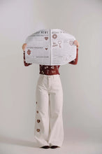 Cargar imagen en el visor de la galería, WIDE LEG JEANS CON BORDADOS CORAZÓN
