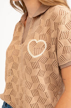Cargar imagen en el visor de la galería, CAMISETA TIPO POLO TEJIDA CORAZON BORDADO
