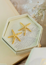 Cargar imagen en el visor de la galería, Aretes Estrella de Mar - Resiliencia
