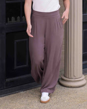 Cargar imagen en el visor de la galería, Pantalon Comfy Plane Brown
