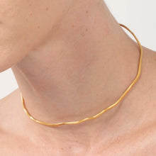Cargar imagen en el visor de la galería, Gargantilla rastro dorado

