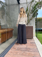 Cargar imagen en el visor de la galería, PANTALÓN ELEGANTE BOTA AMPLIA Y PRENSE SUSY
