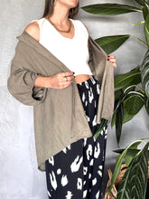 Cargar imagen en el visor de la galería, CAMISA OVERSIZED VERDE
