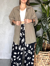 Cargar imagen en el visor de la galería, CAMISA OVERSIZED VERDE
