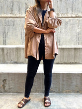 Cargar imagen en el visor de la galería, CAMISA OVERSIZED
