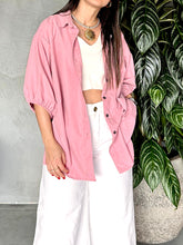Cargar imagen en el visor de la galería, CAMISA OVERSIZED ROSA VIEJO
