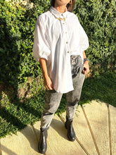 Cargar imagen en el visor de la galería, CAMISA OVERSIZED BLANCO
