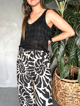 Cargar imagen en el visor de la galería, CAMISA TEJIDA TIRAS NEGRA
