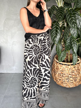 Cargar imagen en el visor de la galería, CAMISA TEJIDA TIRAS NEGRA
