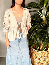 Cargar imagen en el visor de la galería, CAMISA ABIERTA TEJIDA GALLETA CON CORDON AMARRE
