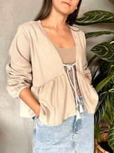 Cargar imagen en el visor de la galería, CAMISA ABIERTA TEJIDA GALLETA CON CORDON AMARRE
