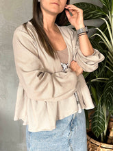 Cargar imagen en el visor de la galería, CAMISA ABIERTA TEJIDA GALLETA CON CORDON AMARRE
