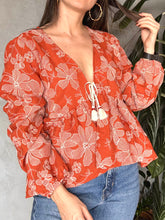 Cargar imagen en el visor de la galería, CAMISA LINO BORDADO CON TIRAS PARA AMARRE
