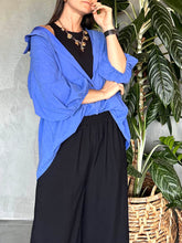 Cargar imagen en el visor de la galería, CAMISA OVERSIZED CUELLO Y BOTONES AZUL ELECTRICO
