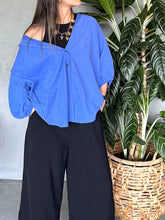 Cargar imagen en el visor de la galería, CAMISA OVERSIZED CUELLO Y BOTONES AZUL ELECTRICO
