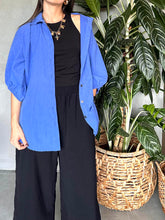 Cargar imagen en el visor de la galería, CAMISA OVERSIZED CUELLO Y BOTONES AZUL ELECTRICO
