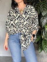 Cargar imagen en el visor de la galería, CAMISA OVERSIZED CUELLO Y BOTONES ESTAMPADA
