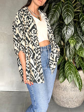 Cargar imagen en el visor de la galería, CAMISA OVERSIZED CUELLO Y BOTONES ESTAMPADA
