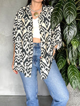 Cargar imagen en el visor de la galería, CAMISA OVERSIZED CUELLO Y BOTONES ESTAMPADA
