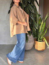 Cargar imagen en el visor de la galería, CAMISA OVERSIZED TAUPÉ
