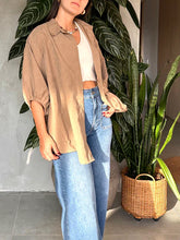 Cargar imagen en el visor de la galería, CAMISA OVERSIZED TAUPÉ
