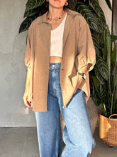 Cargar imagen en el visor de la galería, CAMISA OVERSIZED TAUPÉ
