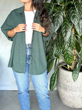 Cargar imagen en el visor de la galería, CAMISA OVERSIZED VERDE PINO
