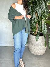 Cargar imagen en el visor de la galería, CAMISA OVERSIZED VERDE PINO
